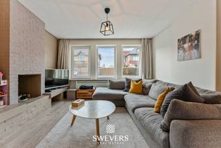 Interesse? Meer informatie op www.SWEVERS.be. - Deze volledig vernieuwde halfopen woning aan de Hasseltsesteenweg 37 in Hasselt biedt een...