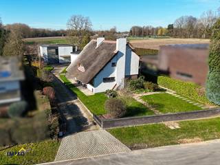 Unieke open bebouwing met prachtig atelier te Aalst!Deze karaktervolle vrijstaande woning beschikt op het gelijkvloers over een imposante inkomhal...