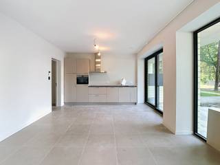 <p>Imaginez-vous entrer dans un appartement neuf de plain-pied, situé à la Schaapdries à Genk, et vous sentir immédiatement chez vous. Ce bien prêt à l'emploi allie le calme d'un environnement résidentiel verdoyant au confort de l'habitat contemporain, sans escaliers, sans tracas. Un endroit où vous pouvez tout de suite déposer vos valises et profiter de tout ce qu'une construction neuve a à offrir.</p><p> </p><p>L'appartement dispose d'une surface habitable de 80m² et bénéficie d'une distribution bien pensée. Vous y trouverez une chambre spacieuse ainsi qu'une salle de bain entièrement finie, toutes deux à l'état neuf et prêtes à l'usage. L'espace de vie offre suffisamment de place pour se détendre et recevoir, tandis que l'agencement assure une circulation logique et agréable à travers le logement.</p><p> </p><p>Ce qui rend cet appartement particulièrement spécial, c'est la combinaison des espaces extérieurs : vous profitez à la fois d'une terrasse et d'un jardin commun, idéal pour passer du temps dehors les jours ensoleillés. Vous disposez en outre de suffisamment de places de parking pour les visiteurs, afin que votre voiture soit toujours garée en sécurité. En tant que construction neuve, le bien répond aux normes de construction actuelles et un certificat PEB est disponible. L'appartement est disponible immédiatement, inutile donc d'attendre.</p><p> </p><p>La localisation à Genk est un véritable atout : commerces, écoles, transports en commun, un centre sportif, la gare et les axes routiers se trouvent tous à proximité. Vous combinez ainsi la tranquillité de votre propre chez-vous avec l'accessibilité de toutes les commodités quotidiennes. Cet appartement de plain-pied prêt à l'emploi a éveillé votre curiosité ? Contactez notre agence et planifiez rapidement une visite.</p>