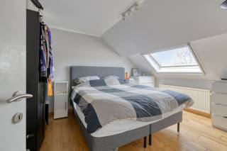 <p>Deze volledig gerenoveerde woning uit 2021 biedt 3 slaapkamers, een moderne keuken en een aangename lange tuin. Wie op zoek is naar een comfortabele woning met veel leefruimte, een logische indeling en een instapklaar karakter, vindt hier een sterk geheel.</p><p>Op het gelijkvloers kom je terecht in een ruime eetruimte die meteen een warm en open gevoel geeft. Aansluitend bevindt zich de moderne keuken, uitgerust met alle nodige toestellen en ingericht met oog voor dagelijks comfort. Achter de keuken ligt nog een extra veranda, een fijne ruimte die perfect kan dienen als leeshoek, ontbijtruimte of praktische overgang naar de tuin.</p><p>De lange tuin vormt een belangrijke troef van deze woning. Hier geniet je van extra buitenruimte, rust en mogelijkheden om een gezellige plek te creëren voor ontspanning, spelen of tafelen met vrienden en familie.</p><p>Op de eerste verdieping bevindt zich een ruime woonkamer met veel potentieel. Deze verdieping kan op verschillende manieren worden ingericht en biedt plaats voor een gezellige leefruimte, werkhoek of extra ontspanningsruimte.</p><p>De tweede verdieping omvat een grote slaapkamer met aansluitende bureauruimte. Dit maakt de kamer bijzonder interessant voor wie graag een aparte dressing, thuiswerkplek of rustige leeshoek wil voorzien. Daarnaast bevindt zich op deze verdieping een badkamer met alle comfort.</p><p>Op de derde verdieping zijn er nog 2 ruime kamers. Eén van deze kamers beschikt over een aansluitende douchekamer met lavabo, wat extra comfort en privacy biedt. Daardoor is deze woning ook geschikt voor gezinnen, thuiswerkers of wie graag extra ruimte heeft voor gasten.</p><p>Deze gerenoveerde woning combineert moderne afwerking, 3 slaapkamers, een tuin en een praktische indeling over meerdere verdiepingen. Een woning met karakter, comfort en mogelijkheden.</p><p><strong><em>Heb je interesse en wil jij als eerste de kans grijpen om dit aantrekkelijke appartement te ontdekken? We trappen onze verkoop af met een exclusieve “Avant-Première” op 8 en 9 mei. Plan nu jouw bezoek via de groene ‘Plan jouw bezoek’ knop op onze website. De richtprijs bedraagt 549.000 euro. De biedingstermijn loopt tot en met maandag 11 mei om 21:00 uur. Bekijk het Avant-première reglement onder downloads.</em></strong></p>