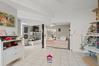 Deze woning met tal van mogelijkheden is gelegen in een groene en rustige omgeving. Ze biedt enorm veel potentieel om naar eigen smaak te...