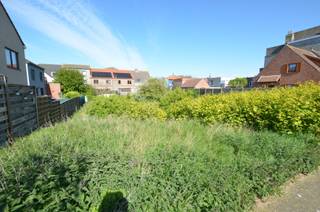 Oostende-Raversijde, zeer mooi gelegen stuk villa bouwgrond, slechts 300m van zee/strand.- Gevelbreedte: 20m²- Diepteperceel: 32m²- Geschikt voor...