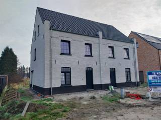 Prachtige nieuwbouwwoning van 190 m² op zuid-oost gerichte grond (500 m²)Ontdek deze stijlvolle, energiezuinige woning in lichte gevelsteen met...