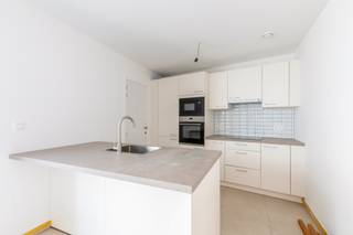 Op het gelijkvloers ligt dit <strong>volledig gerenoveerde</strong> appartement, waar comfort en licht centraal staan. Belangrijk om te weten is dat u dit kan aankopen onder de <strong>2% registratiebelasting</strong> indien van toepassing voor u. Heel belangrijk is de <strong>nabije ligging van de markt van Lokeren</strong>. <br /><br />Het appartement beschikt over een <strong>lichtrijke leefruimte met open keuken</strong>, die naadloos aansluit op het aangename <strong>terras</strong> dat zorgt voor mooi licht dat binnenvalt. Deze <strong>mooie connectie</strong> tussen binnen en buiten zorgt voor een bijzonder aangename woonbeleving.<br /><br />Verder omvat het appartement <strong>één comfortabele slaapkamer</strong> met <strong>aansluitende badkamer</strong>, een berging en een gastentoilet. <br /><br />Er is een <strong>gemeenschappelijke fietsenberging inbegrepen.</strong><br />Daarnaast hebt u hebt ook de mogelijkheid om een <strong>staanplaats </strong>mee aan te kopen, vraagprijs: 17.500 euro. <br /><br />Troeven:<br />Volledig gerenoveerd<br />Gelijkvloers appartement<br />Energiezuinige lucht-luchtwarmtepomp (verwarmen én koelen)<br />Lichtrijke leefruimte met open keuken<br /><br />Een ideale opportuniteit voor starters, alleenstaanden, investeerders of wie op zoek is naar comfortabel wonen op een centrale locatie. <br /><br />Wenst u een bezoek in te plannen voor dit prachtig appartement?<br />Bel voor info of een vrijblijvend bezoek naar 03 502 98 74 of mail naar kristof@claves.be.