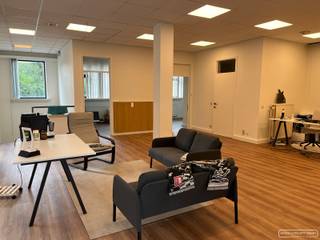 Dit pand biedt tal van mogelijkheden en dat op een zichtlocatie in het centrum van Anzegem! 
<h4>Huidige indeling</h4>

<ul>
	<li>Inkom met glazen tussendeur</li>
	<li>Wachtruimte</li>
	<li>grote polyvalente ruimte</li>
	<li>2 aparte burelen</li>
	<li>2 toiletten</li>
	<li>Nieuwe laminaatvloer</li>
	<li>Ruime kelder met kitchenette, technische berging en kluis (vorige activiteit van pand was een bank)</li>
	<li>Ruim voldoende parking achteraan (6 parkeerplaatsen)</li>
</ul>

<h4> </h4>

<h4>Grote troeven</h4>

<ul>
	<li>Op een zichtlocatie langs een drukke invalsweg in centrum Anzegem</li>
	<li>Vlak bij scholen, supermarkt en andere commerciële zaken</li>
	<li>Op minder dan 10 minuten van Vichte, Waregem en Oudenaarde</li>
	<li>Op 5 minuten van de E17</li>
	<li>airco, alarm</li>
</ul>

<h4>Huurprijs</h4>
De huurprijs bedraagt € 775/maand en is direct beschikbaar!<br /> 
<h4>Interesse in deze topper?</h4>
Neem dan snel contact met ons om een afspraak te plannen!