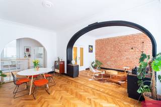 <p><span>Charmant appartement spacieux situé dans le quartier animé de ‘Seefhoek’.</span></p><p><span>Situation centrale avec tous les services de la ville accessibles à pied.</span></p><p><span>Aménagement : hall d'entrée avec espace garde-robe, salon (42m²) avec hauts plafonds, parquet à chevrons et belles fenêtres. La cuisine est attenante à l'espace de vie, avec des placards et une plaque de cuisson en céramique avec hotte aspirante. Depuis le salon, on accède également au patio.</span></p><p><span>Le couloir mène à la buanderie, aux toilettes séparées, à la salle de bain avec douche à l'italienne et meubles et à deux chambres spacieuses (16m², 14m²). La plus petite chambre donne accès à la belle terrasse (+/-30m²) orientée vers l'ouest.</span></p><p><span>Généralités : double vitrage, électricité conforme, garage à vélos. Le propriétaire actuel loue une place de parking dans le garage de l'immeuble.</span></p><p><span>Charges communes : +/- €200/mois pour le chauffage, l'eau, l'ascenseur, le syndic, l'entretien,…</span></p><p><span> </span></p>