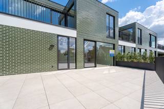 Op een topligging in Lichtervelde vind je Residentie Margriet, een kleinschalig nieuwbouwproject vlak bij winkels, station en de vernieuwde SPAR-winkel.<br /><br />Het appartement is gelegen op de 1ste verdieping beschikt over een bruto-oppervlakte van 121,99 m² en ruim terras van maar liefst 40,69 m².<br /><br />Indeling: inkomhal met gastentoilet en berging, lichtrijke leefruimte met open keuken die toegang biedt tot het ruime zuidwest georiënteerde terras, nachthal met tweede toilet, 2 ruime slaapkamers, bureauruimte (3e slaapkamer) en volledig uitgeruste badkamer.<br /><br />Futureproof technieken: vloerverwarming via warmtepomp, zonnepanelen, ventilatiesysteem D, isolerende beglazing... Dankzij het BEN-label geniet u van uiterst laag energieverbruik en 50% vrijstelling op uw onroerende voorheffing gedurende de eerste vijf jaar.<br /><br />Meer info of een bezoek? Surf naar www.vlaemynck.be of contacteer 051/40 40 10.<br /><br />Verkoop onder btw-stelsel.