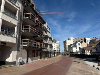 <strong>Habiter au calme, dans un cadre moderne et abordable à la côte</strong><br /><br />À seulement <strong>quelques pas de la plage</strong> et du centre animé de La Panne, <strong>la Résidence Spinnaker</strong> vous propose<strong> </strong>un projet immobilier<strong> à taille humaine, au design épuré et intemporel</strong>. La façade est habillée de matériaux durables et agrémentée de terrasses en béton architectural avec garde-corps en verre.<br /><br /><strong>Appartement 1 chambre au 3ᵉ étage</strong>
<ul>
	<li>Appartement neuf à prix abordable</li>
	<li>1 chambre confortable</li>
	<li>Terrasse ensoleillée de 2 mètres de profondeur</li>
	<li>Séjour lumineux avec de grandes baies vitrées</li>
	<li>2 terrasses</li>
	<li>Finitions au choix de l’acquéreur</li>
	<li>Ventilation individuelle et chauffage au gaz naturel</li>
	<li>Local commun pour vélos et local poubelles</li>
</ul>
Cet appartement est parfait pour ceux qui recherchent un logement confortable, lumineux et économe en énergie à la mer. Les finitions sont entièrement personnalisables, avec un grand souci de qualité, de confort et de respect des dernières normes.<br /><br /><strong>Situation idéale à La Panne</strong><br />À distance de marche de la plage, des commerces, des restaurants et des transports en commun. Vivre dans la Résidence Spinnaker, c’est profiter du calme tout en étant au cœur de la vie côtière.<br /><br /><strong>Intéressé(e) ?</strong><br />Contactez-nous dès aujourd’hui pour plus d’informations ou une visite sans engagement. Venez découvrir cette opportunité unique à la côte belge !