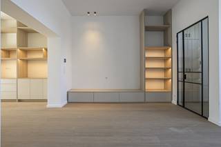 In het centrum van Veurne vinden we deze volledig gerenoveerde woning te koop. Dankzij de doordachte afwerking, energiezuinigheid en zonnige tuin...