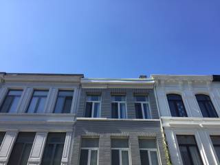 <p>Wonen in deze prachtige studio? Stel je kandidaat via stadsgoed@era.be ! Stuur ons wat info over jezelf en waarom jij graag hier zou willen wonen! Luxestudio op toplocatie! 2de verdieping van een volledig gerenoveerd gebouw. Prachtige straat met herenwoningen, veilige en zeer centrale locatie! Indeling: inkomhal met vestiairenis, leefruimte/slaaphoek, nieuwe keuken, eethoek comfortabele douche en apart toilet. Huurprijs EUR 670/maand, + kosten: provisie 60/maand: water, gas, elektriciteit en EUR 30 verzekering, schoonmaak en verlichting hall. NIET voor studenten! Beschikbaar vanaf 01/09/2026 ! Interesse? Mail dus naar stadsgoed@era.be en vermeld duidelijk naam en GSMnr.</p>