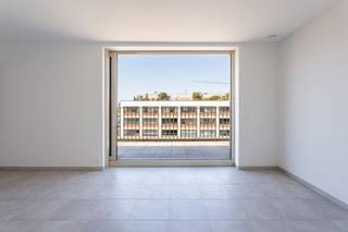 <strong>Trendy wonen nabij Park Spoor Noord en het Eilandje in dit instapklare dakappartement, dat gekenmerkt wordt door prachtige terrassen met indrukwekkende zichten op Antwerpen.</strong><br /><br /><span><strong>INDELING:</strong></span> <br />
<p>De lichte leefruimte vloeit via een grote schuifdeur naadloos over op een aangenaam en zuid georiënteerd terras, terwijl de modern ingerichte open keuken volledig is uitgerust met Beko-toestellen, waaronder een oven, koelkast , vaatwasser en een keramische kookplaat met dampkap (ZANUSSI). De aparte slaapkamer biedt direct toegang tot zowel het tweede terras als de badkamer, die voorzien is van een inloopdouche en een wastafel in meubel met bijbehorende spiegelkast. <br /><br />De praktisch ingedeelde inkomhal beschikt over een gastentoilet en vestiairemogelijkheden, terwijl de woning verder is uitgerust met een handige berging met aansluitingen voor een wasmachine en droogkast.</p>
<p>Dit appartement betreft een eerste bewoning en is reeds volledig geschilderd.<br /><br />De privatieve kelder en<strong> </strong>de autostaanplaats op -2 , kelder is in de prijs begrepen, de parking is verplicht bij aan te kopen aan 25.000 euro<br /><br />De verkoop geschiedt onder registratie.<br /><br /><span><strong>BIJZONDERHEDEN: </strong></span><br />* Instapklaar en lichtrijk penthouse met ruime terrassen<br />* Centrale locatie nabij Park Spoor Noord en het Eilandje<br />* Privatieve kelder en autostaanplaats in het gebouw <br />* Conform keuring, Goede EPC A - 85kWh/m²</p>