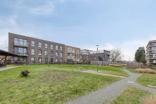 <p><span>Instapklaar, energiezuinig 2 slaapkamer appartement (83m²) met terras, gem. tuin en autostaanplaats.</span></p><p><span>Ontdek dit recent en instapklaar appartement (2019) op een topligging in de geliefde wijk Het Groen Zuid in Hoboken. Hier woont u in een moderne, rustige en perfect aangelegde woonomgeving waar comfort, groen en bereikbaarheid samenkomen. <br /><br />Het Groen Zuid is een jonge, dynamische en zeer gegeerde wijk, bekend om haar groene zones, autoluwe straten en aangename leefkwaliteit. Winkels, openbaar vervoer, scholen en belangrijke verbindingswegen bevinden zich op wandel- of fietsafstand, waardoor u hier woont met alle comfort van de stad én de rust van het groen.</span></p><p><span>Dit appartement is de perfecte opportuniteit voor eigen bewoning én als investering: modern, energiezuinig en gelegen in een wijk met blijvende meerwaarde.<br /><br /></span><span>Indeling</span></p><p><span> </span></p><p><span>- Ruime, centrale inkomhal met stijlvolle, doorlopende tegels een strakke en verzorgde eerste indruk.</span></p><p><span>- Lichtrijke leefruimte met open, volledig uitgeruste keuken, direct verbonden met het zuidwestgericht terras van 6 m², perfect om te genieten van zon en rust.</span></p><p><span>- Praktische berging met aansluitingen voor wasmachine en droogkast slimme opbergruimte voor dagelijks gemak.</span></p><p><span>- Apart gastentoilet voor extra comfort.</span></p><p><span>- Moderne badkamer met dubbele lavabo en inloopdouche tijdloos en luxe afgewerkt.</span></p><p><span>- Twee volwaardige slaapkamers van 12,5 m² en 8,5 m², ideaal voor gezin, thuiswerk of gasten.</span></p><p><span> </span></p><p><span>Extra</span></p><p><span> </span></p><p><span>- Elektriciteit is comform<br />- Gunstig EPB A</span></p><p><span>- Ondergrondse staanplaats en berging verplicht aan te kopen voor €25 000</span></p>