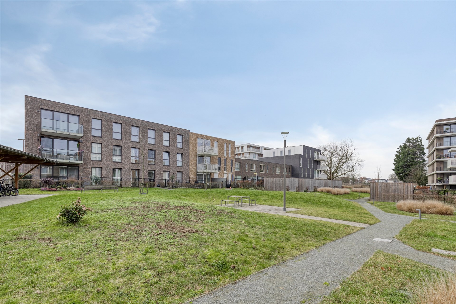 Instapklaar, energiezuinig 2 slaapkamer appartement (83m²) met terras, gem. tuin en autostaanplaats. - foto 3