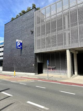 Parkeerplaats gelegen op de gelijkvloerse verdieping van Parking INDIGO te Blankenberge.Interessante belegging met een zorgeloos & vooral...