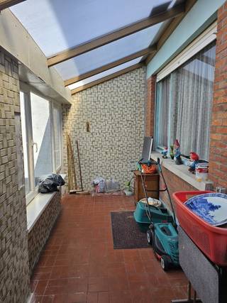 Te koop <br />te renoveren woning <br />indeling: living,keuken,wasplaats, 2 bergingen, Toilet appart , klein terras en grote tuin . <br />bovenverdieping: 3 slaapkamers, badkamer met toilet , zolder, <br />Epc E <br />Asbest en elektrische installatie niet conform ! <br />te bezichtigen in Hoboken: na afspraak <br />op 0476 760 913<br />GEEN IMMO !