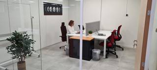 Bij Space2connect.be kan u terecht voor een werkplek of een volledig gemeubeld kantoor dat flexibel kan gehuurd worden vanaf 1 maand.<br /><br />Het kantoor kan naar wens ingericht worden met plaats voor 1 tot 8 personen. Ideaal voor een freelancer of een (opstartende) KMO. <br /><br />space2connect.be beschikt over een krachtig draadloos netwerk en print en scan mogelijkheden. <br /><br />De koffie, thee en water zijn in de huurprijs inbegrepen!<br /><br />Vergaderruimtes tot 40 personen beschikbaar.<br /><br />Kom even langs om de mogelijkheden te bespreken bij een tasje koffie.<br />Locatie: space2connect, statieplein 3, 2400 Mol<br />oppervlakte: 630m2 <br /><br />Maandelijkse huurprijs werkplek € 200 en kantoor € 500,