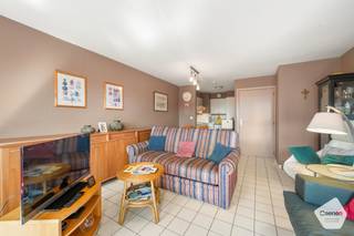 Cet appartement d'une chambre, bénéficie d'un <strong>emplacement</strong> <strong>exceptionnel</strong>, juste derrière la digue, à quelques pas du centre-ville et des transports en commun.<br /><br />En entrant dans l'appartement, on trouve immédiatement sur la gauche le <strong>salon</strong> <strong>lumineux</strong>. Grâce aux <strong>grandes</strong> <strong>baies</strong> <strong>vitrées</strong>, vous profitez d'une agréable lumière naturelle. Depuis le salon, vous avez un accès direct à la <strong>petite</strong> <strong>terrasse</strong> <strong>ensoleillée</strong>. Adjacente au salon, la <strong>cuisine</strong> est <strong>équipée</strong> de <strong>tout</strong> <strong>le</strong> <strong>nécessaire</strong>. L'appartement dispose également de <strong>toilettes</strong> <strong>séparées</strong>, d'une <strong>salle</strong> <strong>de</strong> <strong>bains</strong> avec <strong>baignoire</strong> et d'une <strong>chambre</strong> <strong>séparée</strong>. Vous y trouverez également une deuxième terrasse. <br /><br />L'appartement est situé au <strong>4e</strong> <strong>étage</strong> et est bien sûr accessible par <strong>ascenseur</strong>. Il dispose également d'un <strong>certificat</strong> <strong>PEB</strong> <strong>favorable</strong> ainsi que d'un <strong>contrôle</strong> <strong>électrique</strong> <strong>conforme</strong>.<br /><br />Compte tenu de ses <strong>nombreux</strong> <strong>atouts</strong>, cet appartement peut servir de résidence principale, de résidence secondaire ou d'investissement.