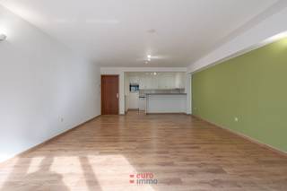 Zéér ruim, onbemeubeld woonappartement te huur in het hartje van Nieuwpoort-Bad. Voorzien van 2 zéér grote slaapkamers, een ruime badkamer en riante leefruimte is dit een echte topper in zijn segment. Ideaal voor vast bewoning of als uitvalsbasis voor uw stek aan zee. Mogelijkheid tot het bijhuren van een garage in de directe omgeving.<br />75 EUR voorschot syndicuskosten. <br />EPC =135