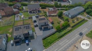EERSTE BEZOEKDAG ZONDAG 23/8 VAN 10u TOT 14u (enkel op afspraak!)<br /><br />OPHASSELT – Bent u op zoek naar een moderne, kwalitatief afgewerkte en energiezuinige nieuwbouwwoning met veel ruimte en hedendaags wooncomfort? Dan is deze prachtige woning beslist een bezoek waard.<br /><br />Deze stijlvolle woning werd gebouwd met kwalitatieve materialen en voldoet aan de huidige normen op het vlak van isolatie en ventilatie. Hierdoor geniet u van een uiterst energiezuinige woning, voorzien van alle moderne technieken zoals vloerverwarming, een warmtepomp, ventilatiesysteem, hoogrendementsglas, zonnepanelen en airconditioning.<br />Bij het binnenkomen wordt u verwelkomd in een ruime inkomhal met gastentoilet. Vervolgens komt u in de aangename, lichtrijke leefruimte met grote raampartijen die zorgen voor een overvloed aan natuurlijk licht en een mooi zicht op de tuin. De leefruimte sluit mooi aan op de open leefkeuken, waardoor een gezellige en praktische leefomgeving ontstaat. Aansluitend bevindt zich een zeer ruime en handige bergruimte, evenals een eerste inpandige garage.<br /><br />Op de eerste verdieping beschikt de woning over een ruime overloop, drie volwaardige slaapkamers, een apart toilet en een verzorgde badkamer die uitgerust is met alle hedendaagse comfort.<br /><br />Ook buiten heeft deze woning heel wat te bieden. De volledig aangelegde en perfect zuidgerichte tuin vormt een heerlijke plek om tot rust te komen en beschikt over een ruim terras én een extra zonneterras met pergola. De tuin is volledig omheind en biedt hierdoor de nodige privacy. Daarnaast beschikt de woning over een ruime tweede buitengarage en een automatisch toegangshek vooraan.<br /><br />Een bijzonder grote troef is de ruime verharding en parkeermogelijkheid aan de voorzijde van de woning. Hier is plaats voor meerdere wagens en/of extra opslagruimte, wat bovendien bijzonder interessant kan zijn voor een kleine zelfstandige of ondernemer.<br />De woning bevindt zich op een gunstige locatie in Ophasselt, met openbaar vervoer, buurtwinkels, scholen en belangrijke invalswegen in de nabije omgeving.<br /><br />Kortom, deze prachtige en instapklare nieuwbouwwoning combineert ruimte, kwaliteit, energiezuinigheid en modern wooncomfort met een mooie zuidgerichte tuin, twee garages en bijzonder ruime parkeermogelijkheden. Een ideale woning voor wie op zoek is naar comfort én praktische extra's.<br /><br />Interesse? Aarzel dan niet en maak snel uw afspraak op 053/60.65.60.