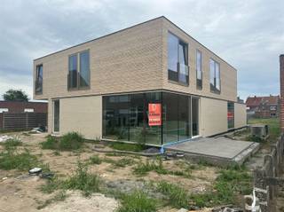 Nieuwbouwwoning met tuin te Nederename.Deze gekoppelde woning omvat op het gelijkvloers een inkomhal, een ruime living met open keuken uitgerust met alle toestellen, een koele, ruime (was)berging, en een apart toilet. Op de eerste verdieping vind je 3 slaapkamers en 2 badkamers.De woning heeft een mooie, zonnige tuin met terras. Er hoort een parkeerplaats bij de woning.Wat maakt deze woning interessant? Rustige ligging nabij N60 en het station van EineEnergiezuinig met vloerverwarming, zonnepanelen en warmtepomp.De woning is beschikbaar vanaf 1/9/26.De woningen zijn splinternieuw, je bent dus de eerste bewoner in het pand.Ook benieuwd om deze woning te bezichtigen? Vraag je bezoek aan via onze site immodhondt.be