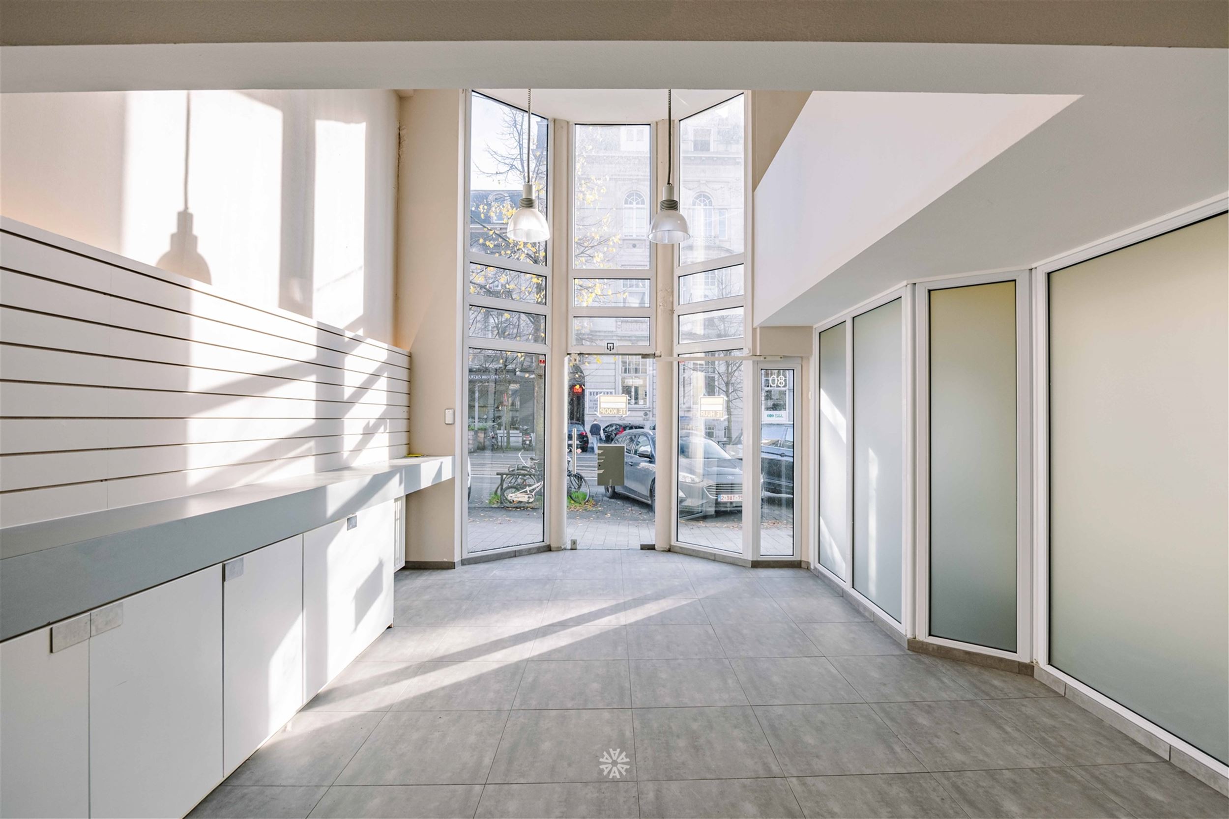 Commercial property on prime location for sale in Ghent - photo 1