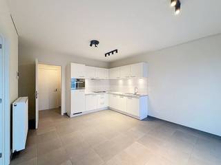 This modern one bedroom apartment is located in the Klipperstraat, near the bustling and hip site of Dok Noord. Since completion in 2021, you can enjoy all contemporary comfort here in one of the most popular neighborhoods in Ghent.The location is exceptional: all the daily necessities, from supermarkets and fitness centers to cozy terraces and shops, are in the immediate vicinity. In addition, you are within walking distance of the city center.Layout of the apartment: entrance hall - living room - installed kitchen - storage room - bathroom - toilet - bedroom - terraceAvailable immediately!