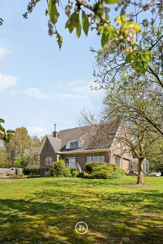 Deze eigendom in Merelbeke-Melle omvat 3 aaneengesloten percelen bouwgrond met een totale oppervlakte van maar liefst 9.556 m². Het hoofdperceel waarop de villa staat heeft een licht verhoogde ligging, wat zorgt voor een bijzonder open en aangenaam gevoel met magnifieke verzichten. Achteraan en rechts van het perceel loopt een kleine bosstrook, wat het geheel extra rust, groen en een natuurlijke afscherming biedt. Dit alles op een boogscheut van Gent en vlot bereikbaar.<br /><br />De toegang naar de eigendom verloopt via een statige oprijlaan van 110m. De woning dateert van 1972 en is te renoveren. Ook zijn er een te renoveren hoevetje en extra bijgebouwen met oude stallingen aanwezig. <br /><br />Ofwel creëert u op deze uitzonderlijke locatie uw eigen uniek woonproject met bijgebouwen en grote tuin of weide?<br /><br />Door de combinatie van de oppervlakte, de bestemming als bouwgrond en de ligging is dit een uitzonderlijk geheel met maximale privacy en een ongelooflijk potentieel.<br /><br />Verkaveling is niet mogelijk.