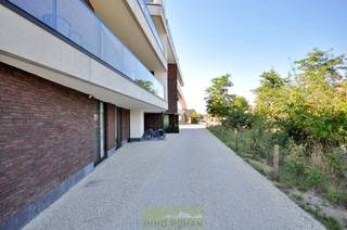 Situé au cœur d'Avelgem, cet élégant appartement de plain-pied nouvellement construit dans la « Residentie Meersenzicht » offre tout ce dont vous avez besoin pour vivre confortablement. Grâce à son excellent emplacement, vous êtes à une courte distance des magasins, des écoles et des liaisons routières importantes.<br /><br />L'appartement comprend un hall d'entrée, des toilettes pour invités, un espace de vie avec cuisine entièrement équipée, une buanderie, une chambre à coucher, une salle de bains avec double lavabo et douche à l'italienne.  <br /><br />Caractéristiques :<br />Efficacité énergétique (niveau E = 45)<br />Chauffage par pompe à chaleur air-eau et chauffage par le sol<br />Système de ventilation de type D<br />Abri à vélos commun<br />Possibilité d'acheter une place de parking en option<br /><br />Avec une surface habitable de 86 m², cet appartement offre un équilibre parfait entre confort et fonctionnalité. Grâce à son efficacité énergétique, vous bénéficierez de faibles coûts énergétiques et d'une expérience de vie agréable.<br /><br />Prix : hors TVA, enregistrement et frais supplémentaires.<br /><br />Plus d'informations ou une visite ? Contactez Marthe Vandevelde : 0477 63 78 97 