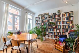 <p><span>Charmant appartement (67 m²) met 1 slaapkamer in Antwerpen (2060).</span></p><p><span>Karakter, licht en een vleugje Antwerpse charme! In de Lovelingstraat in Antwerpen (2060) vinden we dit appartement op de tweede verdieping van een kleinschalig gebouw. Gelegen in een opkomende buurt met winkels, openbaar vervoer en andere voorzieningen binnen handbereik, is dit een interessante opportuniteit voor starters én investeerders.</span></p><p><span>Je komt binnen in de hal met op het uiteinde een apart toilet. Vooraan bevindt zich de lichtrijke woonkamer (23 m²), waar de authentieke houten plankenvloer en grote raampartijen meteen in het oog springen. Bovendien geniet je hier van een bijzonder uitzicht op de kerk aan de overzijde.</span></p><p><span>Achteraan vinden we de eetkamer (15 m²) met aansluitende open keuken. Verder beschikt het appartement over een slaapkamer (13 m²) met aangrenzende douchekamer (2 m²).</span></p><p><span>Ook technisch zijn er enkele mooie troeven: het dak werd in 2021 geïsoleerd, de elektriciteit is conform en de ramen beschikken over dubbele beglazing. De vaste kosten zijn laag en het appartement behaalt een goede EPC-score C.</span></p><p><span>Momenteel is het appartement verhuurd aan €580/maand, wat het ook interessant maakt als investering.</span></p><p><span>Ben je op zoek naar een charmant startersappartement of zoek je een interessante vastgoedinvestering? Ontdek zelf de mogelijkheden tijdens een bezoek!</span></p><p><span>Bewoonbare opp. 67 m² ref.: bruto vloeropp. EPC. Voor meer info of een gratis schatting surf naar </span><span><span>www.hansimmo.be</span></span></p>