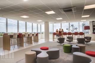 Le <strong>bureau</strong> moderne de 340 m² au premier étage est situé dans un emplacement d’affaires de premier ordre, entouré de verdure, au pied de l’Atomium, avec un accès direct au Ring et à l’A12. Excellente accessibilité par les transports en commun. L’aéroport de Zaventem se trouve à seulement 15 minutes. L’espace peut être divisé en 5 unités de 68 m².<br /><br />Le bâtiment de bureaux prestigieux bénéficie de plusieurs installations, telles que des salles de réunion, un restaurant, un support technique et commercial permanent, ainsi qu’une sécurité 24/24. De plus, le bâtiment est équipé de panneaux solaires, climatisation, grandes fenêtres apportant beaucoup de lumière naturelle, et d’un design moderne et épuré.<br /><br />Il dispose également d’un grand parking de 1.500 places (intérieur et extérieur) avec bornes de recharge. Selon vos besoins professionnels, des surfaces plus grandes ou plus petites peuvent être envisagées. Disponible immédiatement !<br /><br />N’hésitez pas à contacter <strong>PANORAMA B2B</strong> pour plus d’informations, des plans détaillés ou une visite sans engagement au<strong> 0477 09 00 09.</strong>