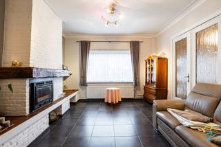 Te koop te Dendermonde: woning met 3 ruime slaapkamers en tuin.<br />Deze woning biedt op het gelijkvloers een inkomhal, woonkamer, ruime keuken, douchekamer, berging/wasplaats.<br />Op de eerste verdieping zijn 3 ruime slaapkamers en vernieuwde badkamer.<br />De zolderverdieping met vaste trap biedt de mogelijk tot een 4de slaapkamer.<br />Er is een aparte zij-ingang, met fietsen of vuilbakken hoef je dus nooit door de woning.<br />De zonnepanelen en de parkeerplaatsen vooraan zijn extra troeven.<br />Voor afspraak ter plaatse : bel 0471 59 40 43 of mail tom@cornelis-goeman.be