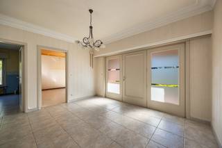 Op zoek naar een woning met ruimte, potentieel én een ideale ligging in het groen? Deze te renoveren open bebouwing in Putte, op de grens met Keerbergen, biedt een unieke kans voor wie wonen en werken wil combineren.<br /><br />De woning heeft een zeer ruime inkomhal met aansluitend leefruimte en gesloten keuken. De ruime badkamer is voorzien van zowel bad als douche. Verder zijn er drie volwaardige slaapkamers en een ruime zolder die volledig naar eigen smaak ingericht kan worden.<br /><br />Dankzij de enorm grote tuin (perceel van 23 are) geniet u hier van rust, privacy en een groene omgeving, ideaal voor gezinnen, tuinliefhebbers of wie graag buiten leeft.<br /><br />Een absolute troef zijn de verschillende bijgebouwen, perfect geschikt als atelier, opslagruimte, hobbyruimte of voor het uitoefenen van een bijberoep. Ook zelfstandigen of handige doe-het-zelvers vinden hier ongetwijfeld de ruimte die ze zoeken.<br /><br />Vooraan de woning bevindt zich een zeer ruime oprit met plaats voor meerdere wagens, camionette of mobilhome — ideaal voor bezoekers, zelfstandige activiteiten of grote gezinnen.<br /><br />Rustig gelegen in een groene omgeving en toch vlot bereikbaar, combineert dit eigendom landelijke charme met een uitstekende bereikbaarheid naar omliggende gemeenten.<br /><br />Contacteer Nico voor een bezoek ter plaatse via het nummer 0478 012 012 of via Nico@reds.be.