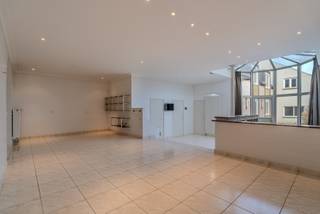 Au centre de Lo se trouve cette propriété exceptionnelle où vivre et travailler se rejoignent parfaitement.La maison est située en plein centre de Lo...