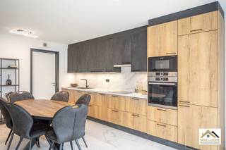 Recent en verzorgd 2-kamerappartement met terras, gelegen in een rustige woonomgeving in Sint-Amandsberg. Het appartement maakt deel uit van een moderne residentie en biedt een praktische indeling met aangename lichtinval. De leefruimte sluit naadloos aan op de open, hedendaagse keuken die voorzien is van de nodige toestellen en opbergruimte. Aansluitend bevindt zich een aparte berging naast de keuken, geschikt voor wasmachines en extra voorraad. Vanuit de woonkamer is er directe toegang tot het terras, waar u in alle rust kan genieten van de buitenruimte met uitzonderlijk zicht op het nabij gelegen bos. De twee slaapkamers zijn volwaardig en bieden voldoende plaats voor een comfortabel verblijf of een combinatie van slapen en werken. De badkamer is uitgerust met een eigentijdse afwerking en beschikt over een inloopdouche en wastafel. Daarnaast is er een afzonderlijk toilet aanwezig. Het appartement bevindt zich in een recente bouw, wat zorgt voor een goede energieprestatie en hedendaags wooncomfort. Extra troeven zijn de inbegrepen autostandplaats, een privatieve kelderberging en een gemeenschappelijke fietsstalling. Gelegen in een rustige buurt, met vlotte verbinding naar het centrum van Gent, openbaar vervoer en winkels in de nabijheid. Een interessante opportuniteit voor eigen bewoning of als investering. Parkeerplaats verplicht aan te kopen: €25 000. Inschrijven via mail naar tommy@immo-home.be, geen telefonische inschrijvingen! Volg ons op Fb en Insta. Voor meer info: www.immo-home.be. GRATIS SCHATTING &amp; GRATIS FINANCIEEL ADVIES