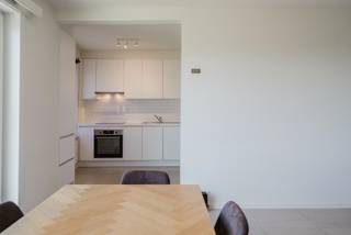 Interessante appartement op de derde verdieping, waar je dagelijks kan genieten van unieke en weidse vergezichten. In 2021 onderging de woning een volledige en smaakvolle renovatie, waarbij werkelijk alles werd aangepakt: de keuken, badkamer, ramen, vloeren en leidingen werden vernieuwd. Nadien werd het appartement zorgvuldig geschilderd en afgewerkt met stijlvolle armaturen die het geheel een moderne en harmonieuze uitstraling geven. Dankzij de gunstige oriëntatie kan je hier bovendien elke dag genieten van prachtige en unieke zonsondergangen.<br /><br />Bij het binnenkomen word je verwelkomd in een ruime inkomhal met gastentoilet, die meteen een gevoel van comfort en klasse uitstraalt. De lichtrijke leefruimte vormt het hart van het appartement en biedt directe toegang tot het terras, waar je in alle rust kan genieten van de open zichten. De open keuken sluit hier naadloos op aan en is uitgerust met alle nodige toestellen.<br /><br />Centraal in het appartement bevindt zich de hedendaagse badkamer, voorzien van een moderne inloopdouche. Aan de noordoostzijde liggen twee volwaardige en ruime slaapkamers.<br /><br />Het appartement is toegankelijk met een lift en beschikt over een praktische kelderberging, een gemeenschappelijke fietsenstalling en een afgesloten ondergrondse staanplaats.<br /><br />Waarom net dit aanbod overwegen?<br /><br />✔ volledig vernieuwd<br />✔ hedendaagse look<br />✔ zonneterras<br />✔ verzicht<br />✔ veel lichtinval<br />✔ EPC B<br />✔ conforme elektriciteit<br />✔ 2 ruime slaapkamers<br />✔ autostaanplaats<br />✔ kelderberging<br />✔ gem. fietsenstalling<br />✔ asbestveilig<br />✔ publieke laadpaal voor appartementsgebouw<br /><br />Interesse, bel 0486 05 88 88<br />Attesten & documenten: www.nestr.be
