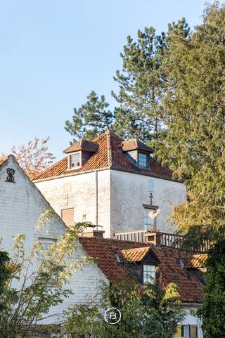 Découvrez cette opportunité de rénovation unique au centre d’Elingen.Cette villa est située sur un magnifique terrain offrant des vues panoramiques...
