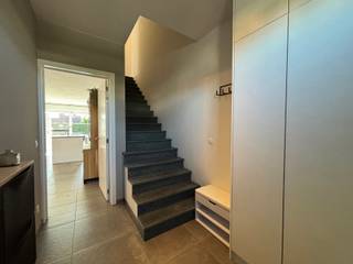 <strong><strong>Recente gezinswoning op een rustige toplocatie in het centrum van Ravels.<br /></strong></strong>
<p><span>Op zoek naar een instapklare, energiezuinige woning op een rustige ligging, maar toch midden in het centrum van Ravels? Dan is deze recente woning uit 2019 precies wat u zoekt.</span></p>
<p><span>Bij het binnenkomen bevindt u zich in een inkomhal die rechtstreeks toegang geeft tot de lichtrijke woonkamer. Aansluitend bevindt zich de volledig uitgeruste keuken, voorzien van alle moderne toestellen: een vaatwasser, oven, microgolfoven, inductiekookplaat en koelkast.</span></p>
<p><span>Via de keuken bereikt u de wasplaats en een apart gastentoilet. </span></p>
<p><span>Op de eerste verdieping bevinden zich drie ruime slaapkamers en een badkamer, uitgerust met een dubbele lavabo, een inloopdouche en een ligbad. Ook op deze verdieping is een apart toilet voorzien.</span></p>
<p><span>Daarnaast beschikt de woning over een ruime zolder die ideaal dienst kan doen als extra bergruimte of hobbyruimte.</span></p>
<p><span>Buiten geniet u van een ruime tuin met een tuinhuis, perfect voor het opbergen van fietsen en tuinmateriaal.<br /><br />Bijzonderheden:<br />- EPC: A-label<br />- Rolluiken <br />- Gordijnen en verlichting blijven <br />- Beschikbaarheid: 1/08/2026</span></p>