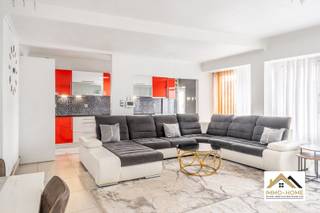 Dit appartement is gelegen op de tweede verdieping van het complex, en bereik je via de gemeenschappelijke trap. Deze brengt je tot in een...