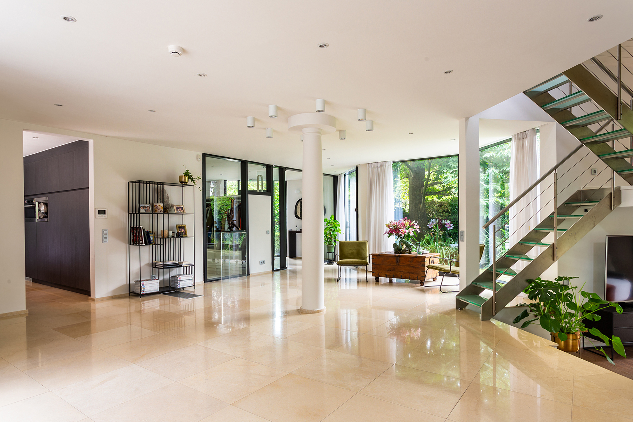 Topgelegen architectenwoning met ruim tuin en binnenzwembad. - foto 5