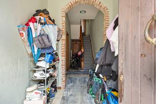 Op een uitstekende locatie nabij centrum Lier, bevindt zich deze ruime eengezinswoning met gezellige tuin.<br /><br />Deze charmante woning is gelegen op wandelafstand van station Lier alsook het centrum wat maakt dat winkels, scholen en openbaar vervoer makkelijk & snel bereikbaar zijn. Door de centrale ligging is er een vlotte connectie met de ring van Lier dewelke directe verbindingen geeft met omliggende gemeenten.<br /><br />We betreden de woning langs de inkomhal. Vervolgens geeft de nachthal toegang tot de aangename leefruimte met aparte zithoek, eetplaats en tussenplaats/bureauruimte. Aansluitend bevindt zich de keuken. Deze geeft op haar beurt connectie met de badkamer alsook met de gezellige tuin via de achterdeur. Via het terras bereiken we een geriefelijke tuinberging. De bergkelder is bereikbaar via de inkomhal. Alle ruimtes genieten maximale lichtinval door de aanwezige lichtkoepels.<br /><br />Terug in de inkomhal zorgt de vaste trap voor een toegang tot het 1 ste verdiep. Hier treffen we 3 gunstige slaapkamers. De masterbedroom geniet een prachtige erker, dewelke zorgt voor een aangenaam en ruimtelijk gevoel.<br /><br />Bijzonderheden: authentieke elementen, hoge plafonds, gewilde locatie, EPC label D - GEEN renovatieplicht!<br />Tevens ideaal als opbrengsteigendom - momenteel verhuurd!<br /><br />Bent u ook opzoek naar een veelzijdige woning op een kindvriendelijke toplocatie te Lier? Contacteer ons gerust voor een bezoek ter plaatse!