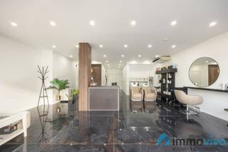 AlgemeenDit is een uitzonderlijke handelsruimte gelegen in Deurne, stijlvol gerenoveerd tot schoonheidssalon en kapsalon. Het pand beschikt over een...