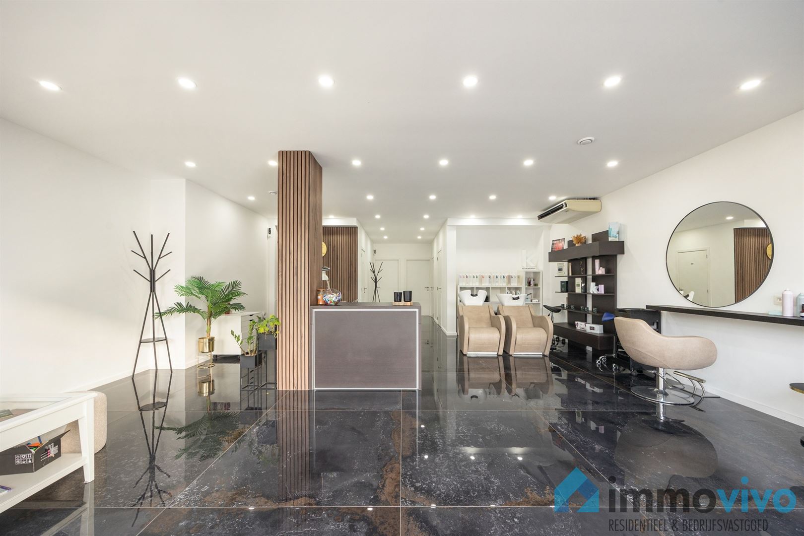 Volledig gerenoveerd beautysalon/kapsalon met 2 parkings - foto 2