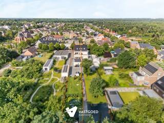 <p><span>Moderne en energiezuinige kangoeroewoning op unieke locatie in Mol-Rauw</span></p><p><span> </span></p><p><span>Belangrijkste troeven:</span></p><p><span>Recente woning (bouwjaar 2020)</span></p><p><span>Energiezuinige kangoeroewoning met EPC 65 en 75 kWh/m²</span></p><p><span>30 zonnepanelen en vloerverwarming</span></p><p><span>Driedubbele beglazing en automatische rolluiken</span></p><p><span>Volledig rolstoelvriendelijk met extra brede deuren</span></p><p><span>Aparte praktijk-, bureau- of hobbyruimte mogelijk</span></p><p><span>Tuinkamer/kantoor van ca. 50 m² met eigen keuken en sanitair</span></p><p><span>Garage, berging en laadpaal aanwezig</span></p><p><span>Rustige en groene ligging nabij de meren van Mol-Rauw</span></p><p><span> </span></p><p><span>Moderne woning combineert comfortabel wonen met tal van mogelijkheden.</span></p><p><span>Deze energiezuinige kangoeroewoning combineert comfortabel wonen met maximale flexibiliteit. Dankzij de praktische indeling is de woning perfect geschikt voor zorgwonen, een praktijk aan huis of wonen en werken. </span></p><p><span>De groene tuin en de volledig ingerichte tuinkamer van ca. 50 m² vormen daarbij een absolute meerwaarde.</span></p><p><span> </span></p><p><span>Bekijk zeker ook de 3D virtuele rondleiding en de grondplannen met afmetingen. Zo krijgt u van thuis uit al een perfect beeld van wat deze unieke eigendom te bieden heeft.</span></p><p><span>Wenst u meer info of een vrijblijvende bezichtiging, contacteer dan ons kantoor op het nummer 014 39 99 99 en wij helpen u graag verder.</span></p>
