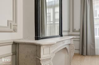 <p>U betreedt het appartement via de inkomhal, die u leidt naar de ruime en lichtrijke leefruimte. De open indeling en de mooie parketvloeren zorgen voor een warm en ruimtelijk gevoel. Aansluitend bevindt zich de open keuken, praktisch ingericht en perfect geïntegreerd in de leefruimte.<br /><br />Het appartement beschikt over één volwaardige slaapkamer en badkamer die aansluit op de nachtruimte, wat zorgt voor een comfortabele en functionele indeling. Daarnaast is er een aparte berging voorzien, ideaal voor extra opslagruimte.<br /><br />Kortom, een instapklaar appartement met mooie afwerking, gelegen op een toplocatie in Leuven.<br /><br />Wenst u dit appartement zelf te ontdekken? Neem vandaag nog contact op voor een bezoek. <br />Benieuwd naar de waarde van uw eigen eigendom? Wij helpen u graag met een vrijblijvende waardebepaling.</p>