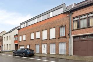 Nabij het centrum van Wevelgem vinden we dit instapklaar appartement....We komen binnen in de ruime private inkomhal. Vooraan vinden we een grote...