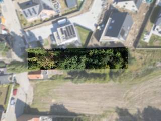 Rustig gelegen, ruim perceel bouwgrond te Eernegem.STARTPRIJS: Elk bod boven deze startprijs, wordt voorgelegd aan de eigenaars, die al dan niet kunnen in gaan op dit aanbod.Op een rustige en aangename locatie langs de Oude Bruggeweg te Eernegem vinden we dit mooi en ruim perceel bouwgrond.Een interessante kans voor wie op zoek is naar een rustige woonomgeving en een ruim perceel om een eigen woning te realiseren.Het perceel is deels gelegen in woongebied, tot 37 meter vanaf de straatzijde, en deels in woonuitbreidingsgebied. Omwille van de aanwezige wachtgevel dient de woning aangebouwd te worden. De gevelbreedte bedraagt 11 meter.De specifieke bouwvoorschriften zijn vastgelegd in het gemeentelijke RUP Veldwegel en kunnen op ons kantoor worden opgevraagd.Voor meer informatie contacteer Regine: 0493 112 050 - regine@correctvastgoed.be👉 Online schattingstool: https://www.correctvastgoed.be/schatting
