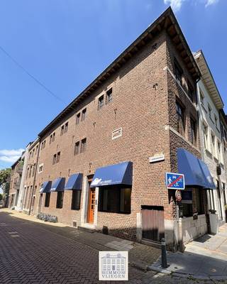 Bent u op zoek naar een stijlvolle handelsruimte met een goede zichtbaarheid op een centrale locatie in Maaseik? Dan is dit volledig gerenoveerde gelijkvloerse handelspand aan de Markt misschien iets voor u. <br /><br />Met een bruikbare oppervlakte van ongeveer 70 vierkante meter (ca. 4 meter breed en 18 meter diep) biedt dit pand tal van mogelijkheden voor uiteenlopende commerciële activiteiten. Dankzij de vele raampartijen rondom het pand geniet uw zaak van een maximale visibiliteit, waardoor u in het oog springt bij voorbijgangers en bezoekers van het marktplein.<br /><br />Binnenin werd het handelspand volledig gerenoveerd en afgewerkt. De klassieke gevel zorgt bovendien voor een representatief visitekaartje voor uw onderneming.<br /><br />Het pand beschikt over een moderne keuken uitgerust met een koelkast, wasbak, ingebouwde kasten en een vaatwasser. Daarnaast is er een apart toilet met lavabo aanwezig. De toegang tot het handelspand verloopt via een aparte zijdeur. Het pand is uitgerust met een alarmsysteem.<br /><br />Via een vaste trap naar beneden bereikt u de kelder. Deze is ongeveer even groot als het handelspand zelf en vormt een ideale extra ruimte voor opslag, archief, voorraad of andere praktische doeleinden.<br /><br />De verwarming gebeurt op aardgas.<br /><br />De ligging aan de Markt van Maaseik maakt dit pand bijzonder geschikt voor uiteenlopende activiteiten, zoals een kantoor, speciaalzaak, praktijkruimte, boetiek, adviesbureau, schoonheidssalon of andere dienstverlenende of commerciële invullingen.<br /><br />Bovendien is er voldoende parkeergelegenheid in de onmiddellijke omgeving.<br /><br />Bent u op zoek naar een representatieve handelsruimte met een verzorgde uitstraling op de Markt van Maaseik? Contacteer Anne-Sophie Vliegen via +32 468 54 17 19 of info@immovliegen.be voor meer informatie of een bezichtiging.