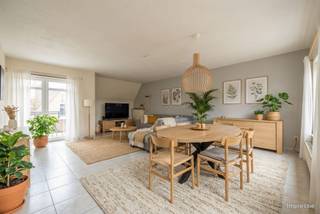  Dans la Dorpstraat, en pleincentre d'Elversele (  ), cebel appartement està vendre. La situation centrale avec de nombreux magasins,...