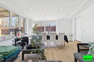 +++ Ijzerenwegstraat 11, 9473 Welle +++<br /><br />Ruime 3-gevelwoning met veel potentieel, rustig gelegen in een doodlopende straat in een groene omgeving te Welle. Deze woning combineert rust, ruimte en een goede bereikbaarheid. Dankzij de gunstige ligging geniet u van een vlotte verbinding richting Aalst en Brussel, terwijl het station zich in de nabije omgeving bevindt. Met een mobiscore van 8,0/10 woont u hier rustig en toch vlot bereikbaar.<br /><br />Bij het betreden van de woning komt u in de inkomhal die toegang geeft tot de verschillende leefruimtes. Aansluitend bevindt zich de eetkamer, die overgaat in de woonkamer en de keuken. Daarnaast beschikt de woning over een tweede, ruime leefruimte die reeds werd gerenoveerd en geniet van een aangenaam zicht op de tuin en veel lichtinval.<br /><br />Op het gelijkvloers bevindt zich ook een slaapkamer of gastenkamer met aansluitende badkamer, ideaal voor wie gelijkvloers wil wonen. Verder is er een praktische bergkelder.<br /><br />Op de eerste verdieping bevinden zich twee slaapkamers met een dressing of kinder-/bureauruimte.<br /><br />De zolder, bereikbaar via een vaste trap, werd ingericht als extra slaapkamer met eigen badkamer (douche en toilet), ideaal als master bedroom.<br /><br /><strong><em>Elektriciteit conform. Zonnepanelen, thuisbatterij en warmtepomp aanwezig.</em></strong><br /><br />Info of bezoek: 0478/05 90 69 – info@immoteam.be