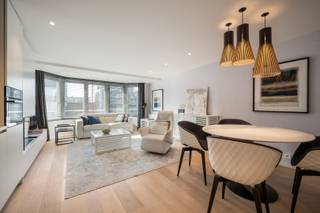Ontdek dit luxueus afgewerkte en centraal gelegen appartement aan de zonnige kant van de Lippenslaan.Indeling:Inkomhal met vestiaire en apart...